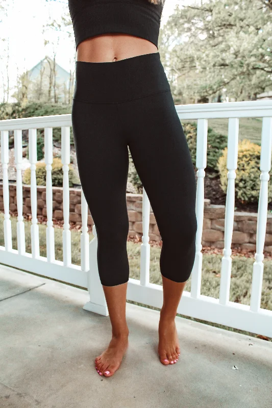 5" Soft & Seamless Capri Legging 2.0 in Black Stylish Stretch Print Leggings